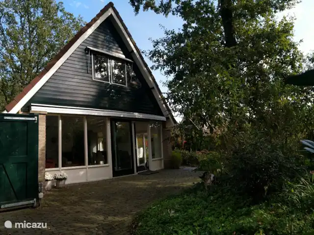 Via de openslaande tuindeur loopt u zo de tuin in.